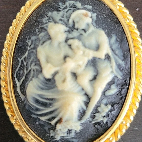 Vtg Engraved Cameo Brooch Pin Man and Woman Lovers - Picture 2 of 4